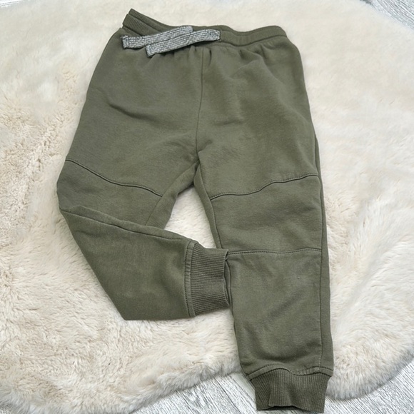 Tommy Bahama - Striped Gray Hoodie and Olive Pants Set - Picture 6 of 9